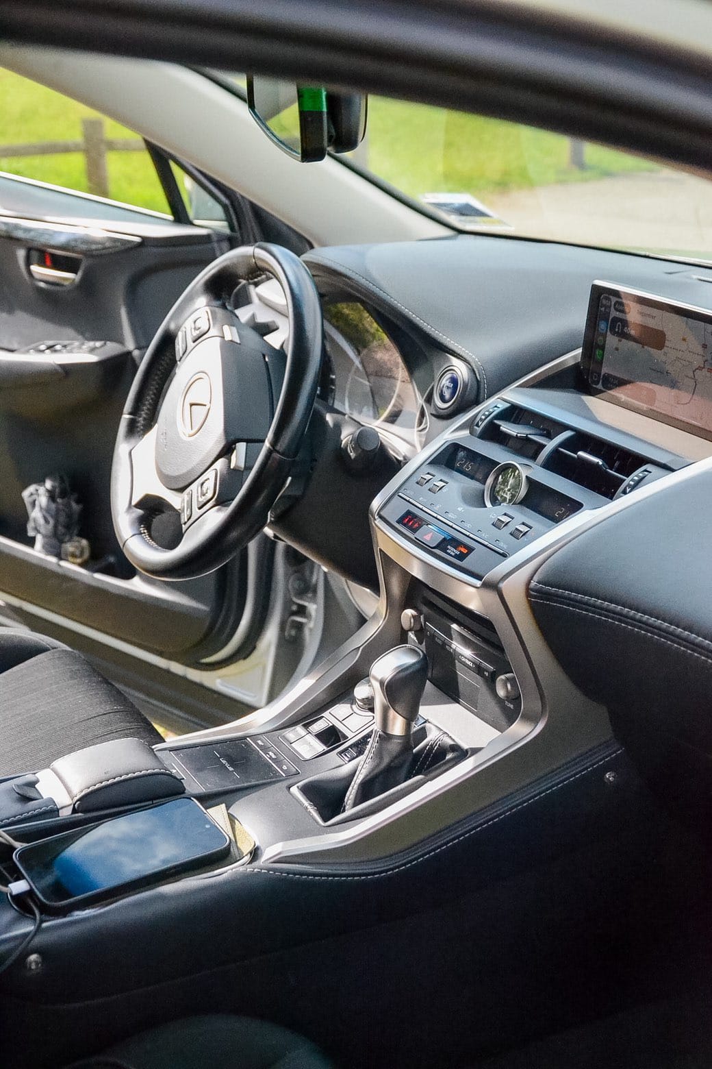 Tableau de bord et console Lexus NX